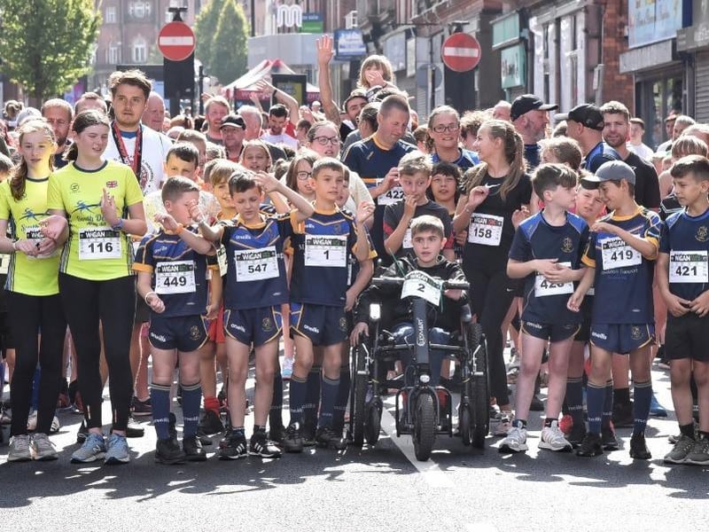 Runners line up with 'Joining' Jack Johnson for the family mile