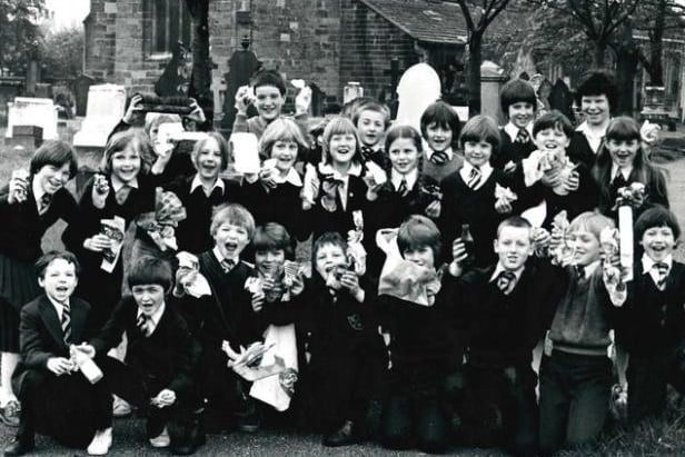 Normanton Town Middle School. Pupils do a litter pick in Normanton Churchyard. Photograph taken 12.5.1991.