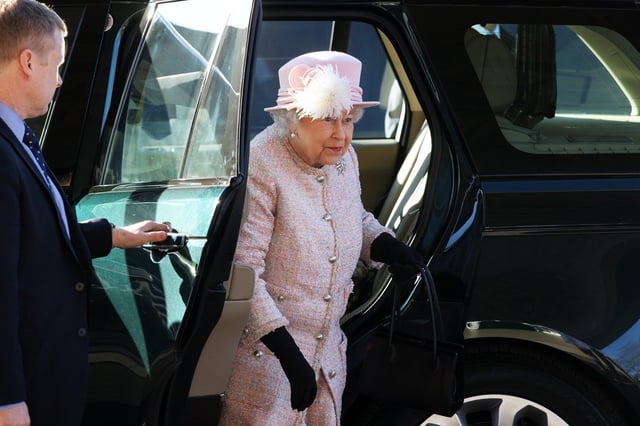 The Queen visits Chichester Festival Theatre. Photo by Derek Martin Photography. SUS-171130-173401008
