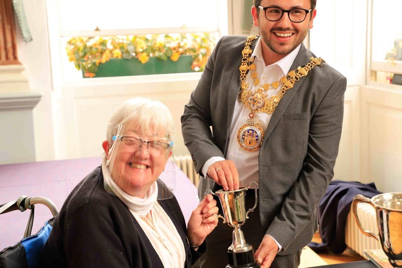Warwick Mayor, Cllr Richard Edgington presenting a trophy to Jayne Canning. Photo supplied