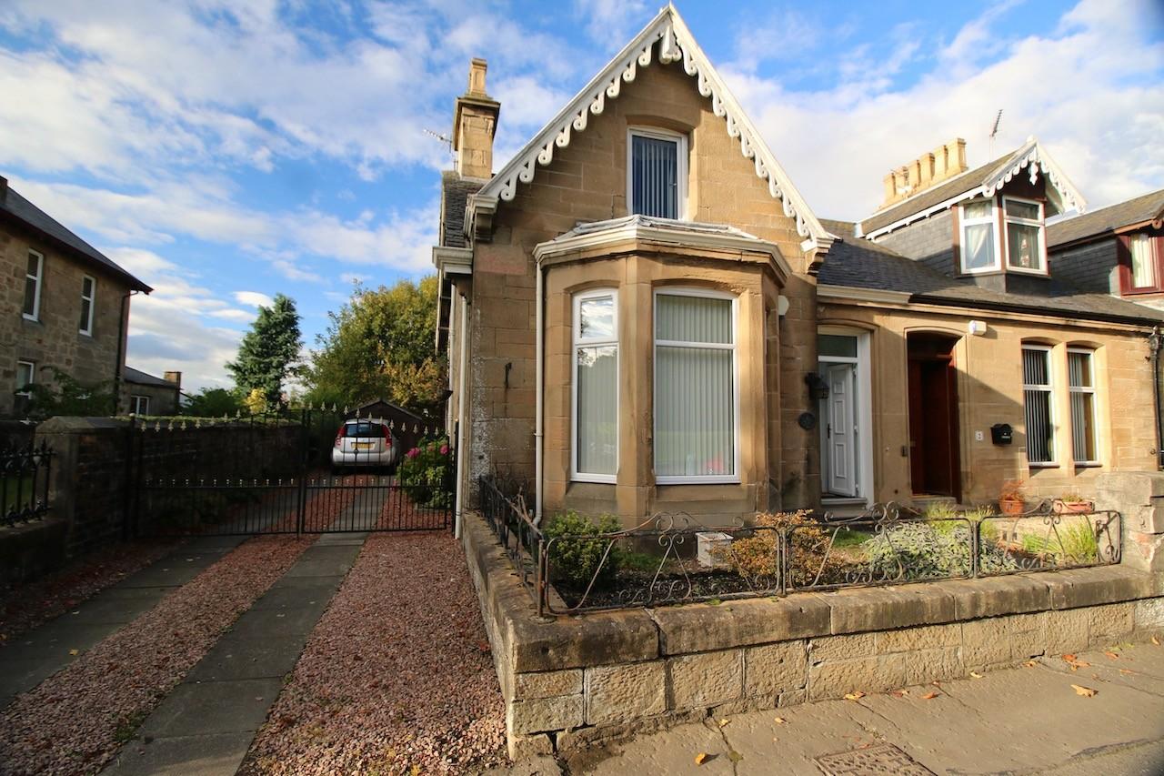Falkirk property Spacious traditional 3bedroom terraced house with