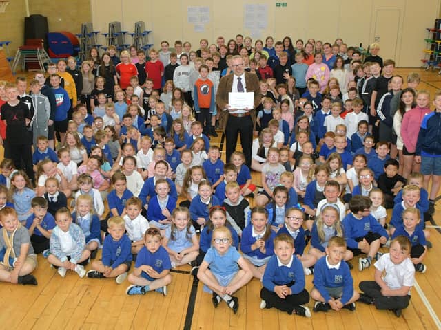 Martyn Day MP with pupils at Deanburn Primary in Bo'ness at the end of term.  (Pic: Michael Gillen)