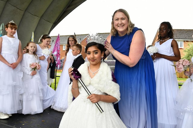 Carronshore Primary headteacher Laura Jarvie crowned gala queen Inaaya Sajid on Saturday.