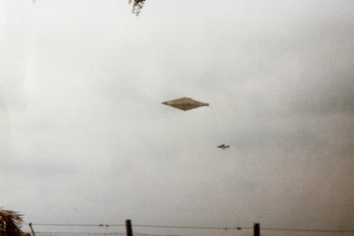 Hunt is on for Falkirk photographer who snapped world famous 1990 UFO picture