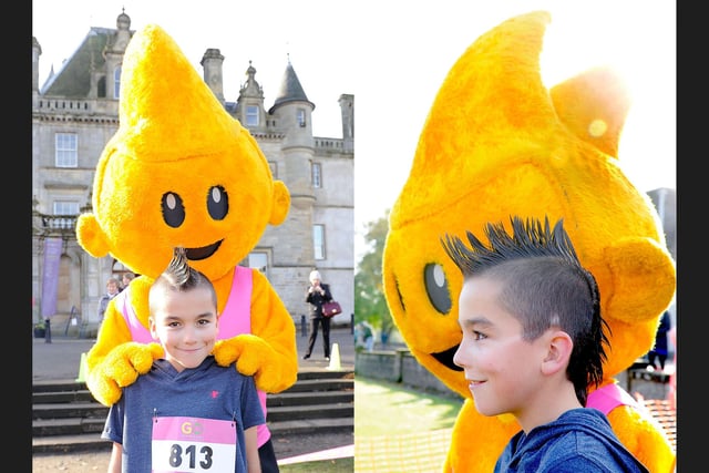 Mascot, Dart and Stenhousemuir pupil, Connor Steele compare hairstyles.