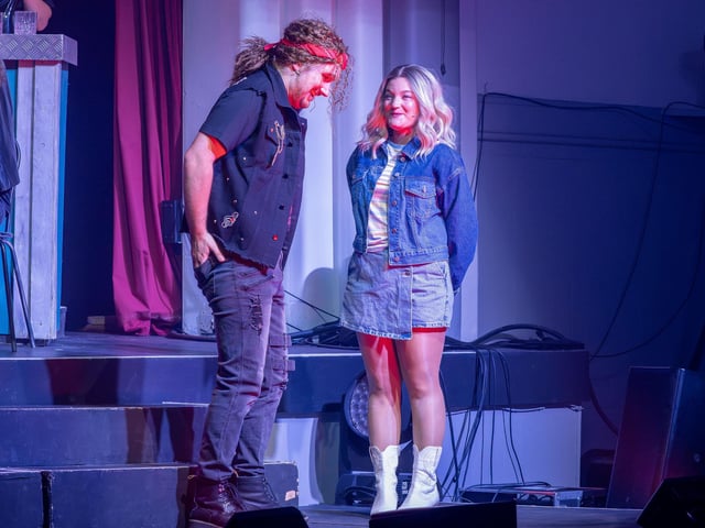 Sherrie (Hannah Parsons) meets love interest, and wannabe rocker, Drew (Alex Wheeler)