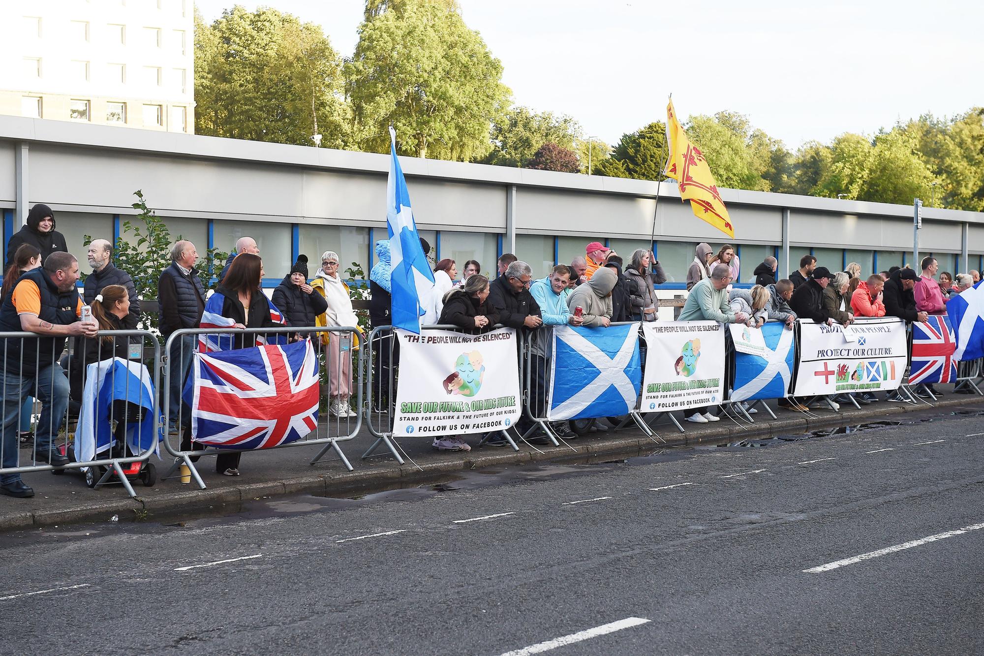 Protest In Falkirk Fifth protest held outside Falkirk asylum seeker hotel over community ...