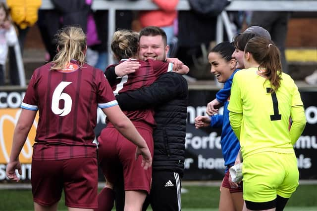 Stenhousemuir go into the split top (Photo: Alex Todd/SportPix)