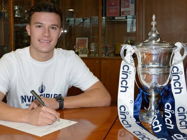 Dylan Tait puts pen to paper on two-year Falkirk contract (Pic by Ian Sneddon)