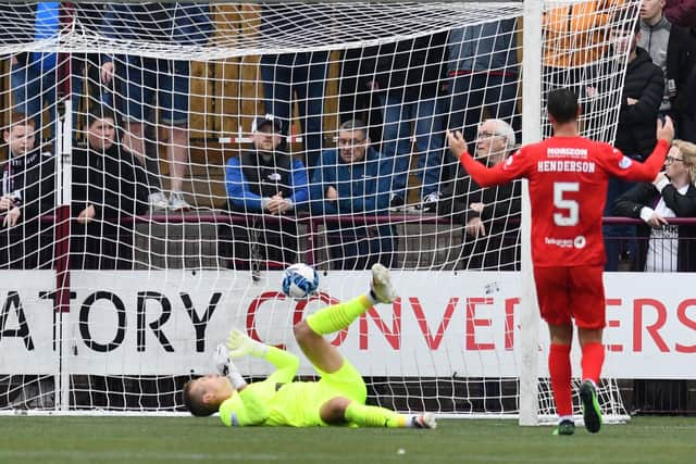 Nicky Hogarth and Liam Henderson react to Kelty's second goal