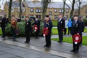 Locals pay their respects at Grangemouth Cenotaph on Remembrance Sunday 2020. Pic: Michael Gillen.