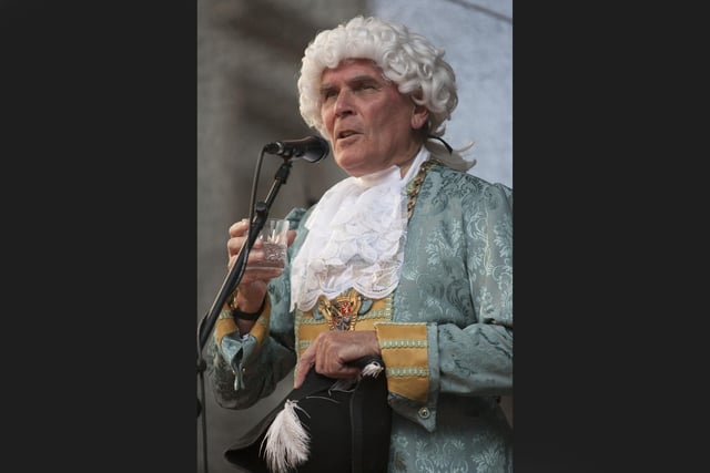 Provost Pat Reid toasting the Bairns of Falkirk.
