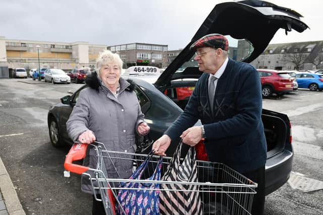 Kerse Cabs are offering OAPs a free service to take them to and from Iceland for their shopping on a Wednesday morning.  Linda Sutherland with taxi driver Jim Jenkins.