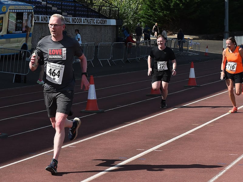 This cool customer cruises towards the finish unaware of the two runners rocketing up from the rear as the finish line approaches