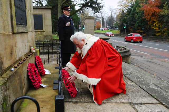 Provost William Buchanan lays a wreath at the war memorial. Pic: Michael Gillen.