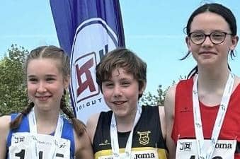 Skye Robertson, gold 800m (middle)