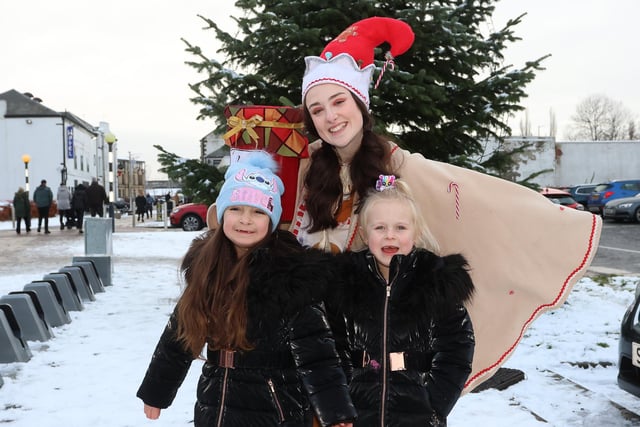 Olivia,5, and Romi, 5, from Larbert, with Nutmeg the Elf