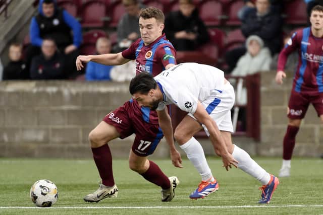Stenhousemuir ace Michael Anderson battles in midfield (Photo: Alan Murray)