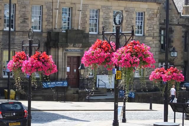 Linlithgow is ready for the Beautiful Scotland competition – with judging due to take place on Tuesday, August 10. Hanging baskets at the Cross.