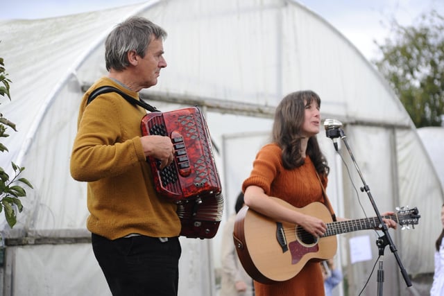 There were live musicians providing entertainment.