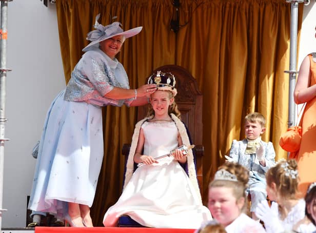 Bo'ness Fair Queen Aimee Gilcrest crowned by Pamela Millar