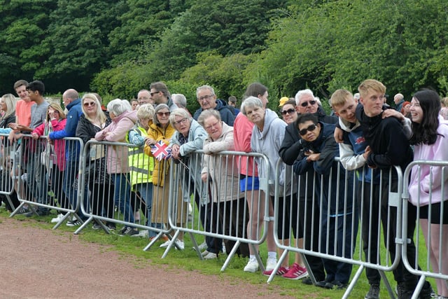 Crowds gathered at Kinneil hoping to see His Majesty.