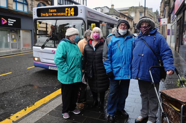 17-12-2020. Picture Michael Gillen. FALKIRK. Day 267 of UK wide coronavirus lockdown. Day 46 of Scotland 5 tier system. Falkirk is in Level 2. FALKIRK: Vicar Street, bus stop for F14 moved from Asda and old people finding it difficult to use. Bus company says it's because of congestion at Newmarket Street. Helen Flynn wearing a pink mask with other bus users. 