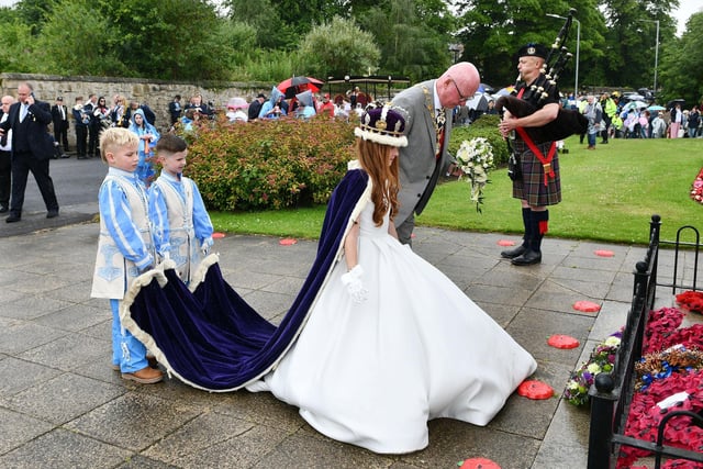Queen Sophie and Fair committee chairman Frank McGarry pay their respects at the Bo'ness war memorial.