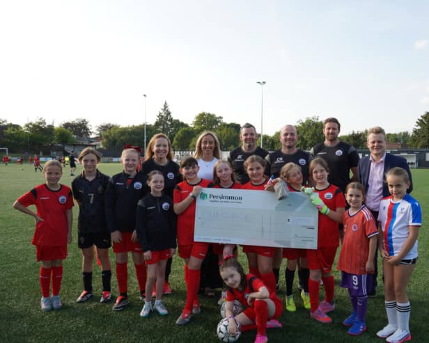 Euan Stainbank alongside Lisa Riley and members of the Dunipace FC girls team. (Pic. Contributed.)