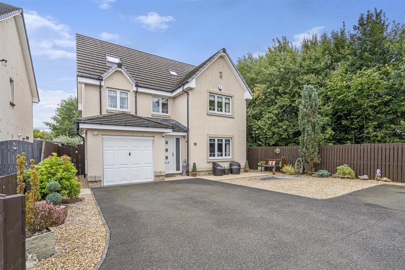This six bed family home has real kerb appeal.