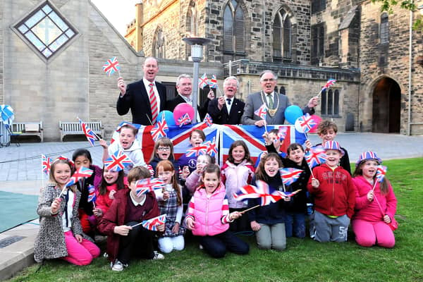 Neil Brown, general manager Falkirk Community Trust; Alex McQuade, Falkirk Community Trust board member; Depute Provost John Patrick; Provost Pat Reid and local children with the beacon.