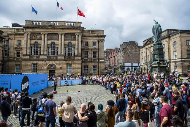 Crowds have been watching street entertainers in a new-look performance area in Parliament Square on the first weekend of the Edinburgh Festival Fringe.