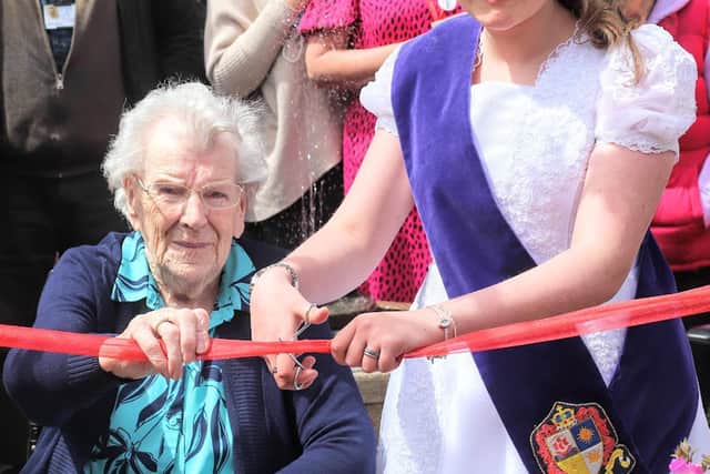 Bo’ness Fair Queen Ellie Van Der Hoek cut a ribbon to declare the hospital garden open, ably assisted by patient Margaret King.