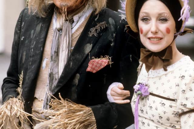 Jon Pertwee as Worzel Gummidge and Una Stubs as Aunt Sally.
