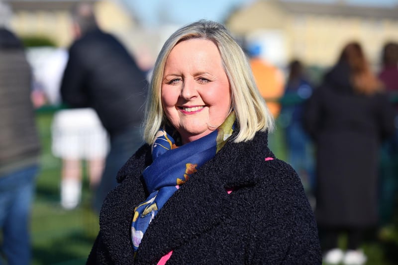 Jean Nimmo, wife of Brian Nimmo, presented the trophy to the winning team.