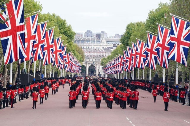 The coffin procession goes down the Mall heading to to Wellington Arch