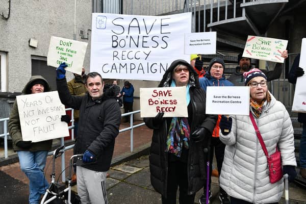 Residents of Bo'ness make their feelings known about the planned closure of the recreation centre. Pic: Michael Gillen.