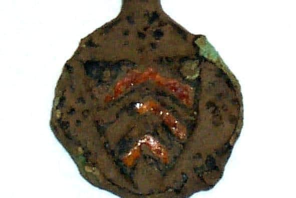 The horse pendant.