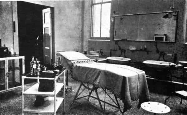 The operating theatre in Thornhill Road in 1906.