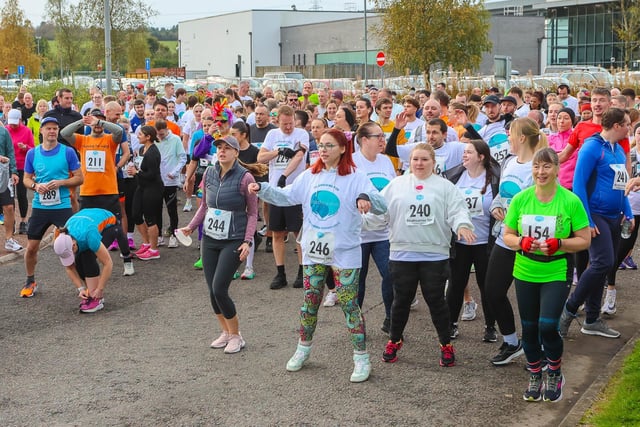All the entrants getting ready for the off on Sunday morning for the 2024 10k.