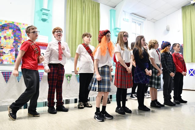 Rounding off a great afternoon in this Braes school with Auld Lang Syne.