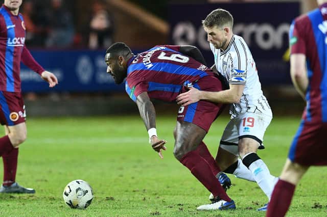 Stenhousemuir midfielder Nat Wedderburn fends off the attention of Pars ace David Wotherspoon during Saturday’s cup tie (Photo: Michael Gillen)