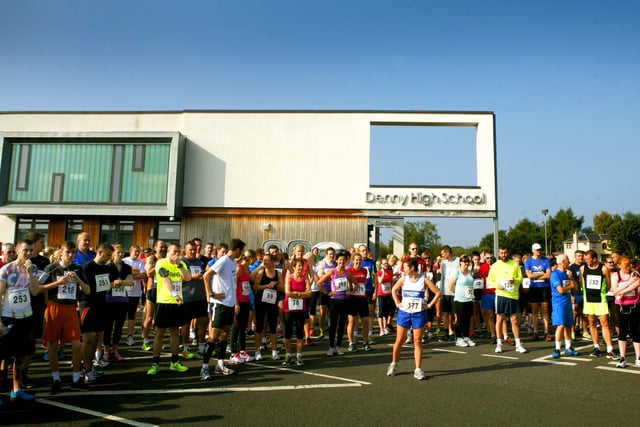 Runners gather at the start.