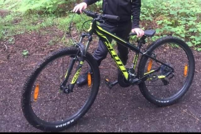 Police are appealing for information after a Scott bike was stolen in Hallglen.