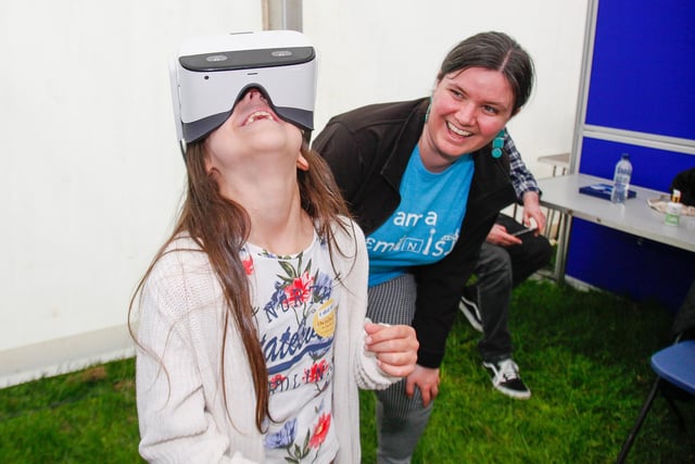 April (9) trys some VR with Lorna Bennet from ORE Catapult