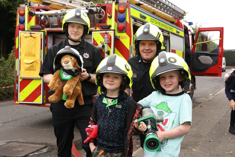 Logan McGovern & Oscar Paterson with firefighters Ben McVickers & Darren Ryan.