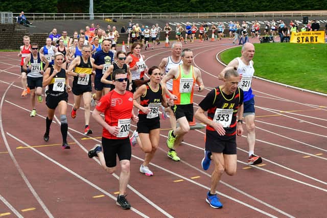16-04-2023. Picture Michael Gillen. GRANGEMOUTH. Grangemouth Stadium. Organised by Falkirk Victoria Harriers. 2023 Grangemouth Round the Houses 10K Jim Dingwall Memorial. 55th Round the Houses.