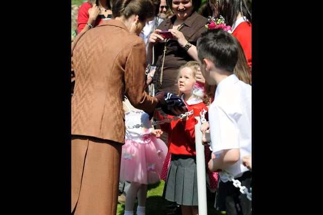 A Falkirk FC scarf was given to Princess Royal by Zara Cowan from Carron Primary. Falkirk played in the Scottish Cup final the following day