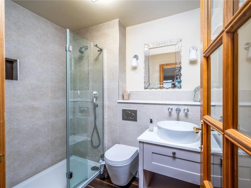 En-suite 2.