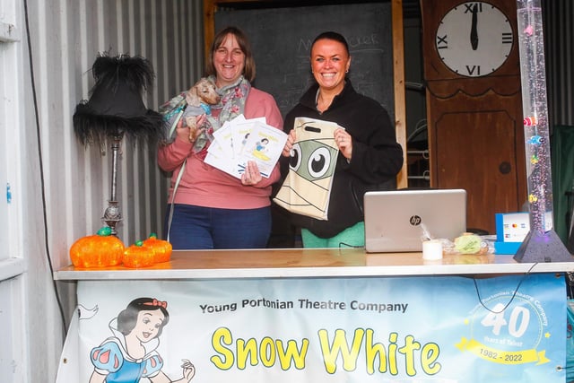 Young Portonian's group were on hand to remind people Snow White will soon be performed at Grangemouth Town Hall